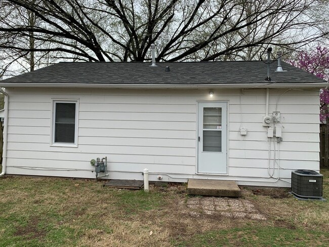 Building Photo - ABSOLUTELY ADORABLE! NEW BATHROOM! WASHER ...