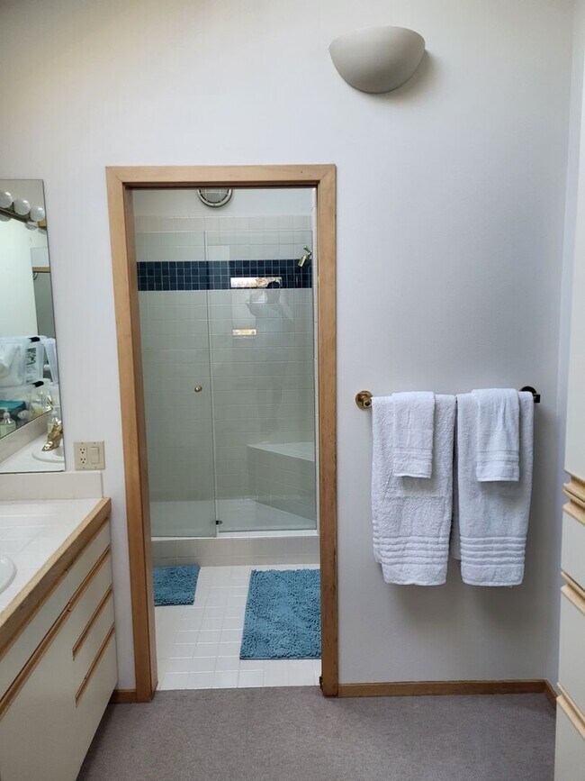 Building Photo - FULLY FURNISHED - 3 Bed 3 Full bath-office/bonus/craft room-walk to river