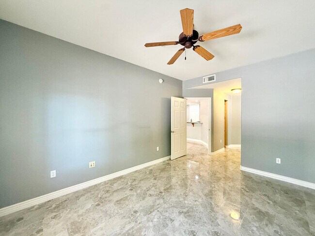 Building Photo - 5450 E Deer Valley Dr