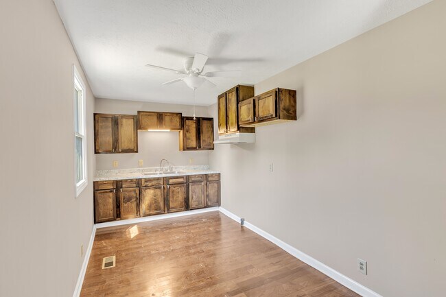 Building Photo - 844 Circle Dr