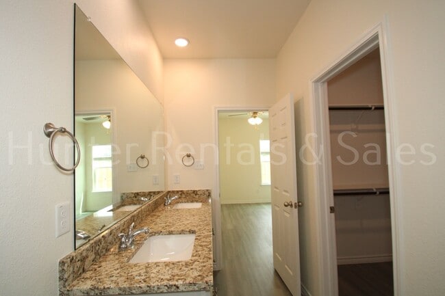 Building Photo - Modern New Construction Duplex
