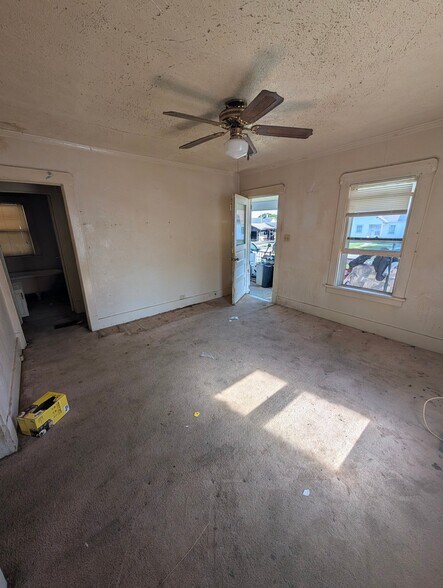 Building Photo - 715 W Thrush Ave