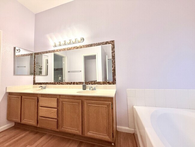 Building Photo - Spacious 4-Bedroom, 2-Bathroom Single-Stor...