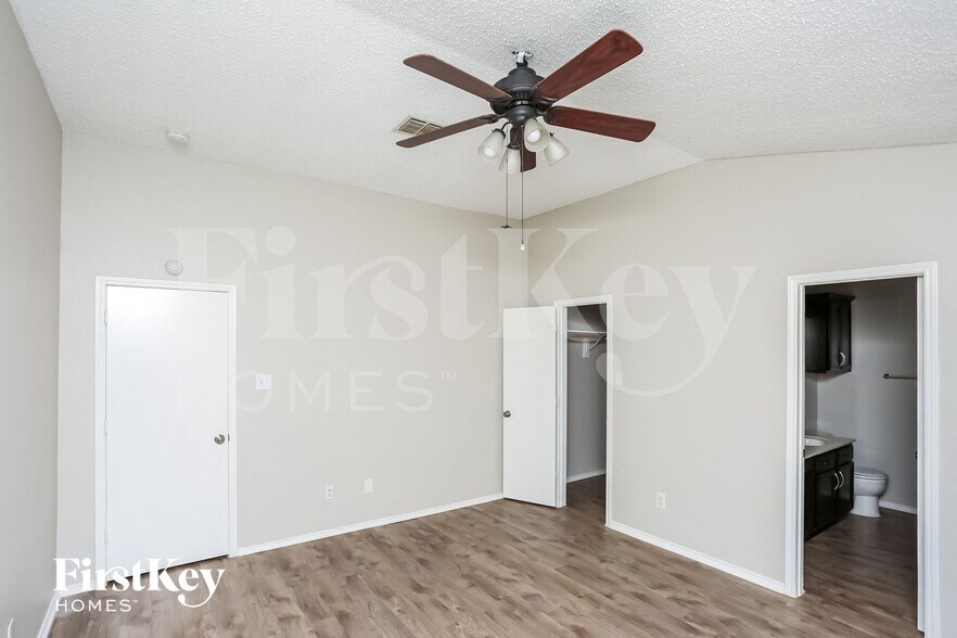 Building Photo - 10141 Chapel Ridge Dr