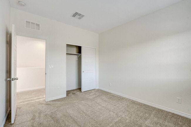 Building Photo - 4 Bedroom Townhouse in Tule Springs