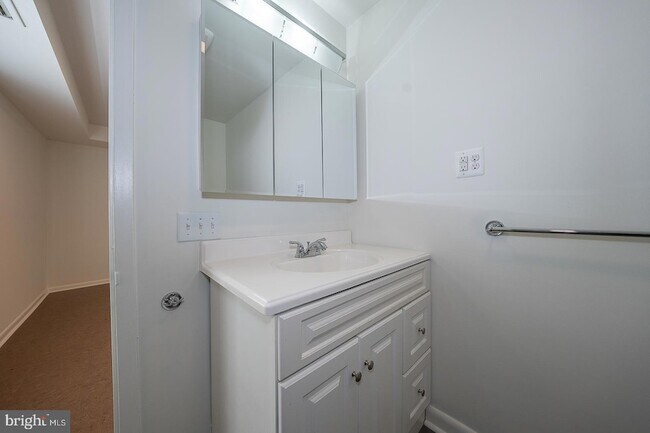 Building Photo - 1640 Oakwood Dr