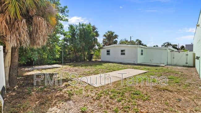 Building Photo - 1541 W La Salle St