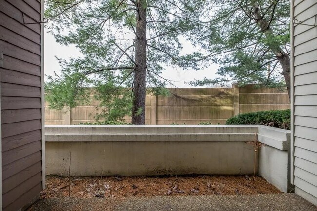 Building Photo - 262 Hillsboro Pl
