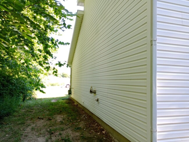 Building Photo - 406 E Liberty Ln