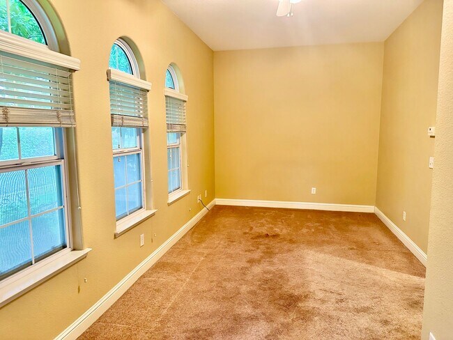 Building Photo - Stunning5 Bedroom North Fresno Granville