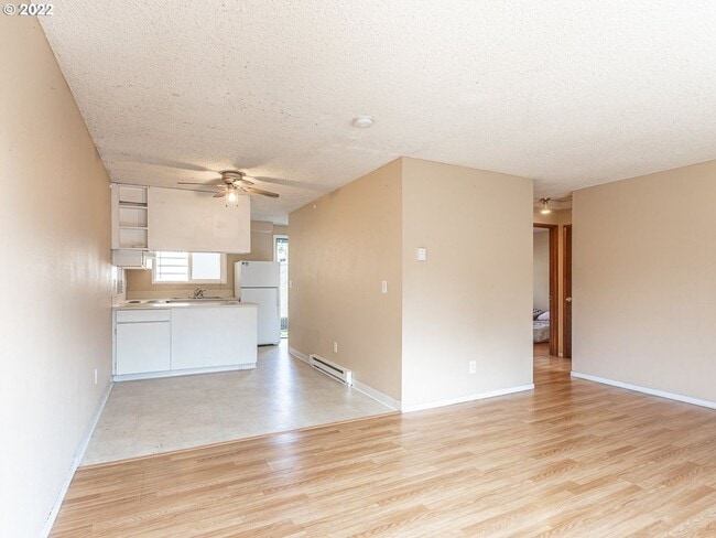 Building Photo - Bright Interior with Generous Bedroom Space – Includes Washer and Dryer