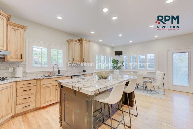 Building Photo - "Spacious Elegance: Stunning 6-Bedroom Ret...