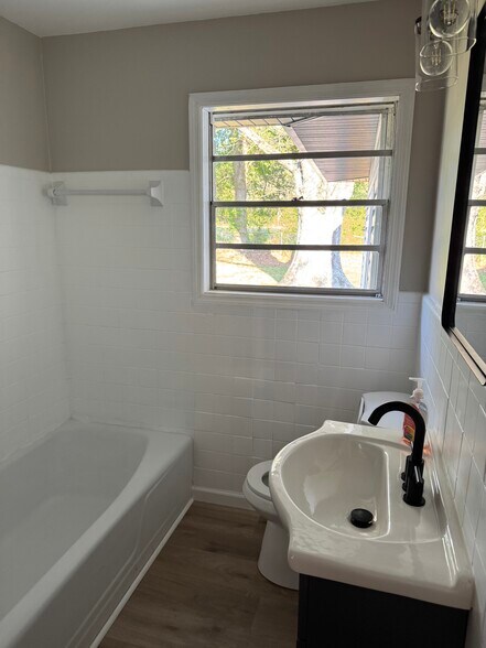 Bathroom - 646 Clearview St