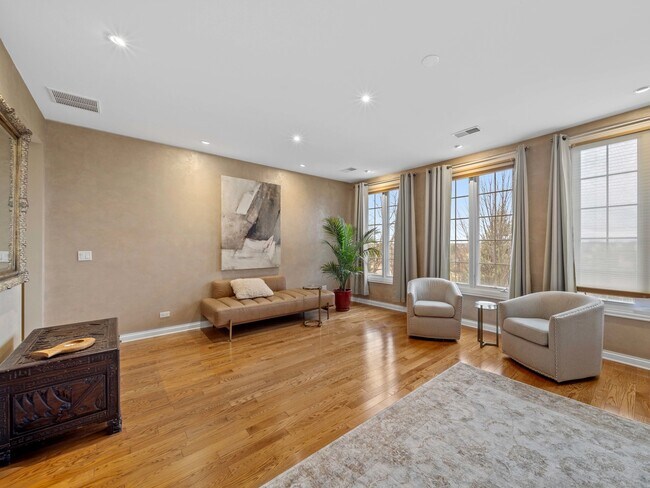 Building Photo - 2048 Valor Ct