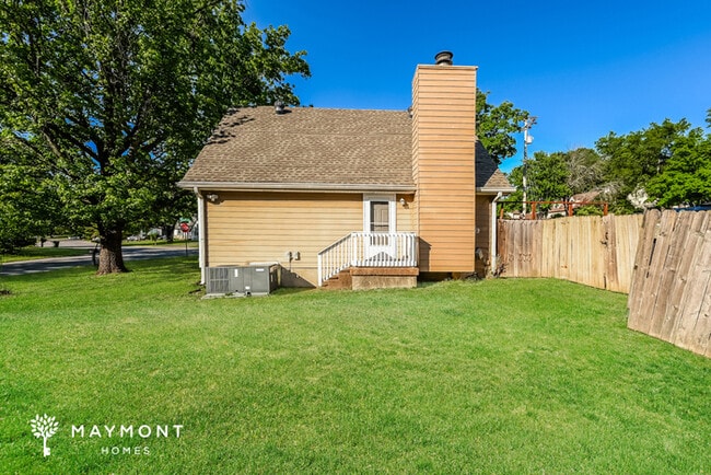 Building Photo - 3202 Lakeford Dr