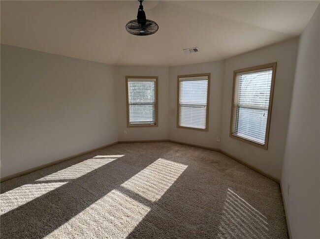 Building Photo - 4635 Belcrest Way