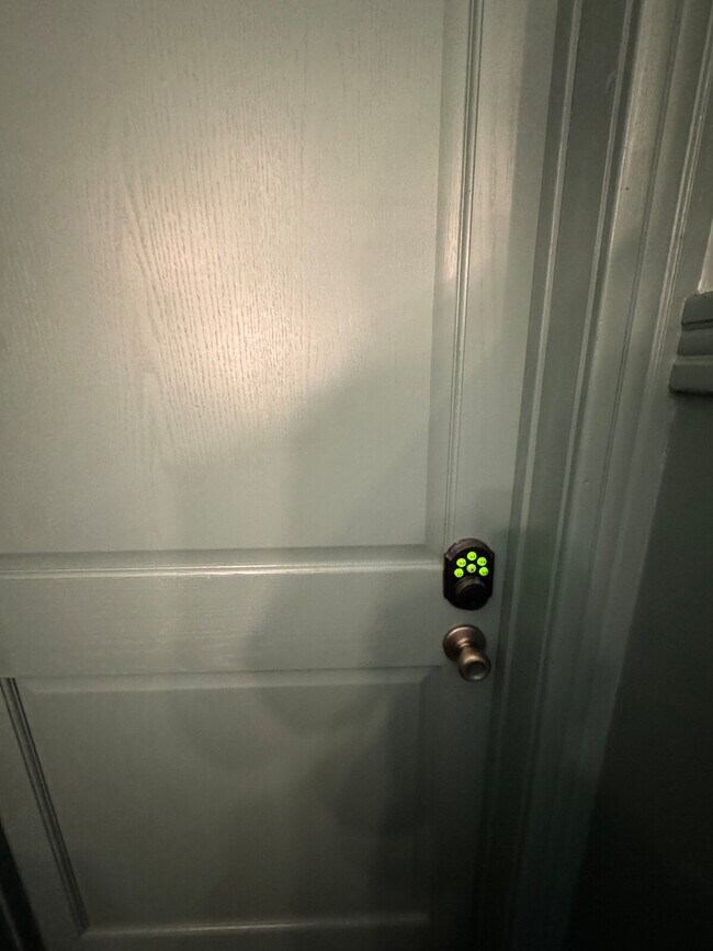 Building Photo - 1506 W Thome Ave