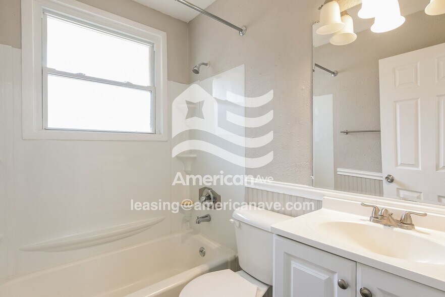 Building Photo - 1048 Renshaw Dr