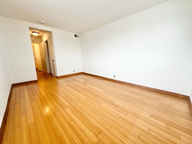 Building Photo - Roomy Signal Hill condo in Hillside Pines ...