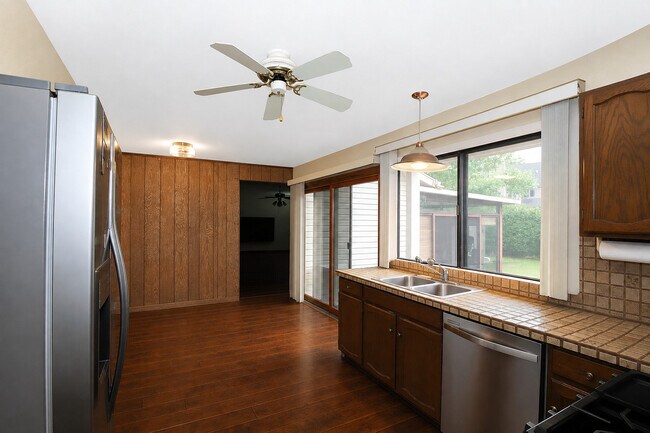 Building Photo - 982 Valleyview Dr