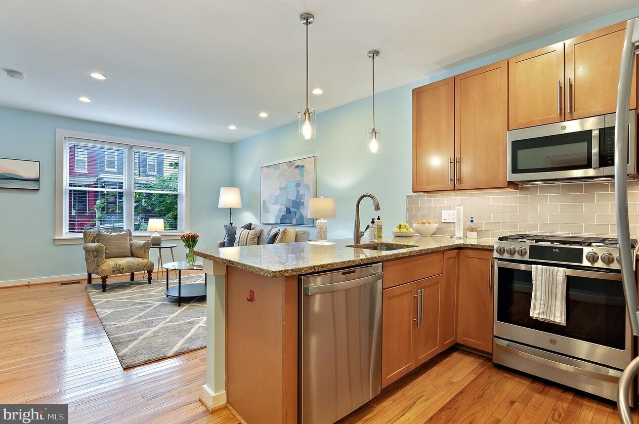 Building Photo - 302 Todd Pl NE