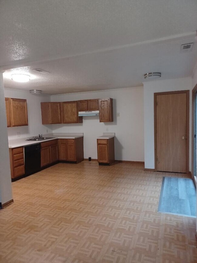 Building Photo - 1850 Lake St