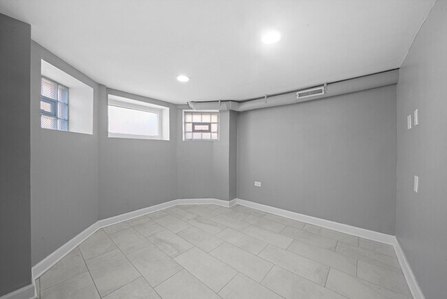Building Photo - 2115 W Armitage Ave
