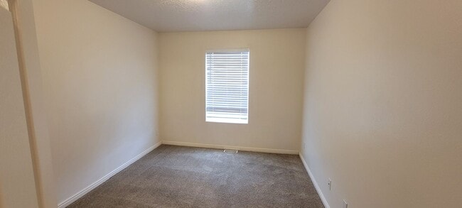 Building Photo - Spacious 2-Story Cedar City Duplex