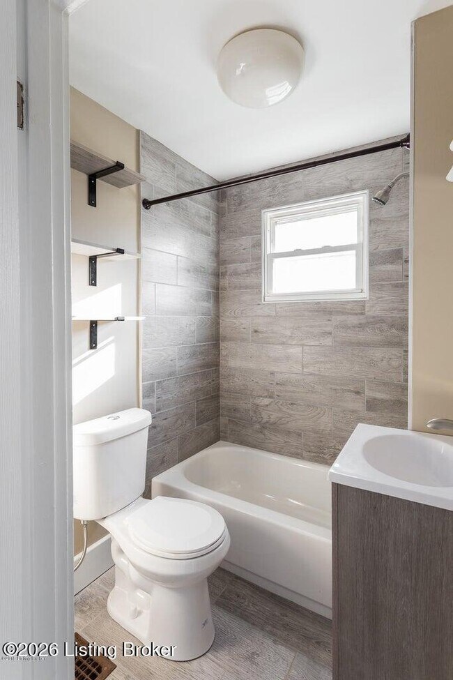 Building Photo - 909 Ash St