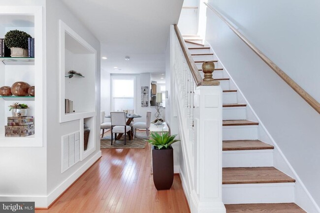Building Photo - Gorgeous Rowhome Walking Distance to Colum...