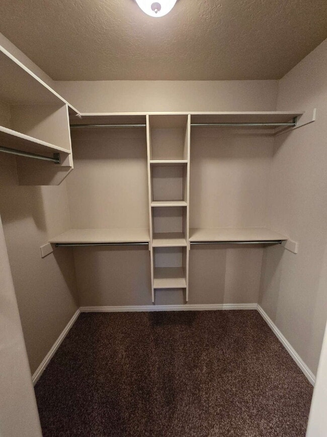 Building Photo - Centrally Located Condo with Garage!