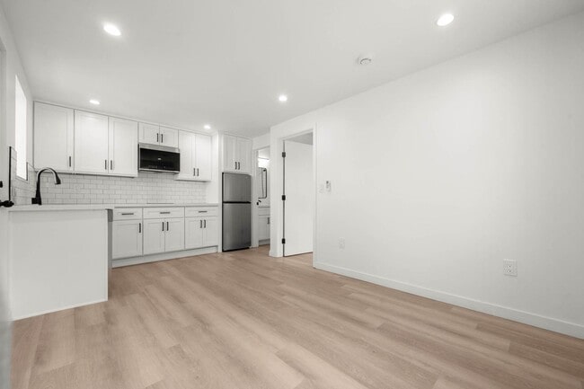 Building Photo - 4012 S Hillcrest Dr