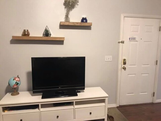 Building Photo - Bedroom Available in Provo