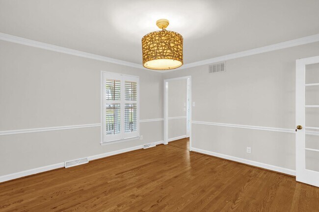 Building Photo - Classic Country Club Elegance