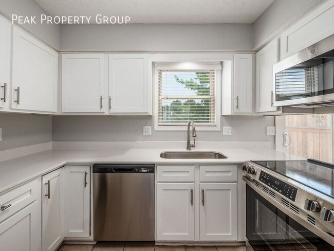 Building Photo - 2015 Queensgate Ln