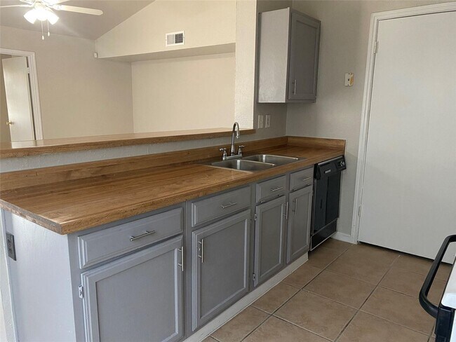 Building Photo - Limestone Dr. Duplex