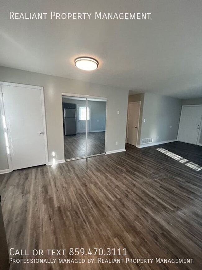 Building Photo - 617 Barefoot Dr