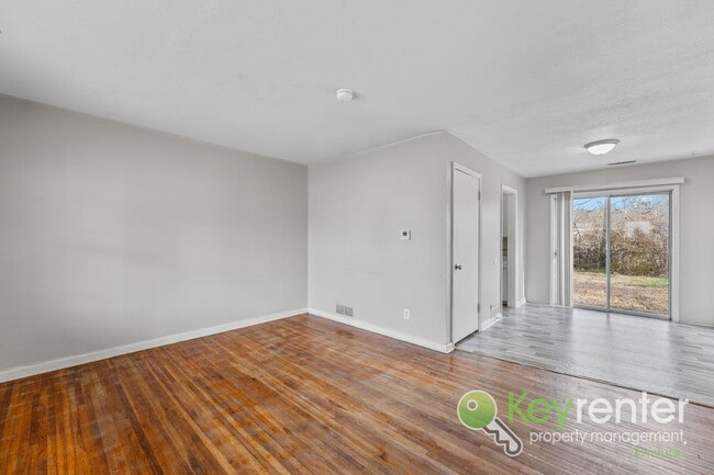 Building Photo - First Month FREE! Cute 3 bedroom house near shopping, restaurants, and WSU