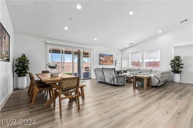 Building Photo - Elevated Desert Living with Strip & Mountain Views – Fully Furnished 6-Bedroom Retreat!