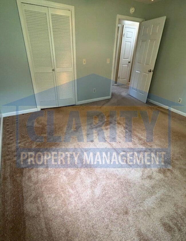 Building Photo - Great one level home with double garage!