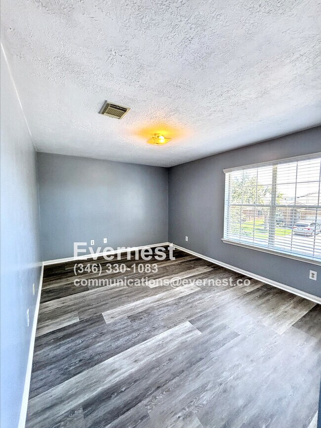 Building Photo - 3-Bedroom Home with Scenic Community Ameni...