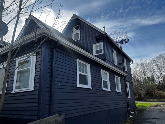 Building Photo - 7 Bedroom House close to Shopping and What...