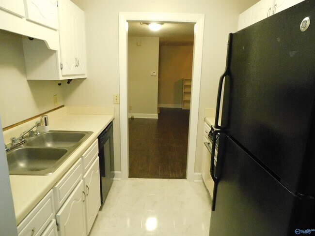Building Photo - 2111 Epworth Dr NE