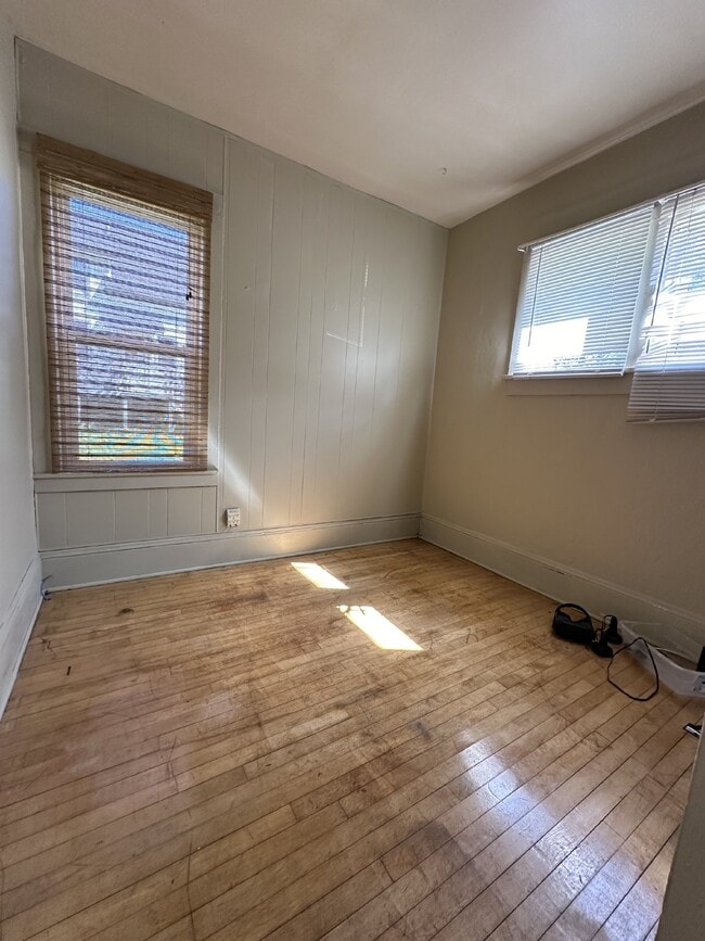 Building Photo - Great 3 bed 1 bath close to campus! Availa...