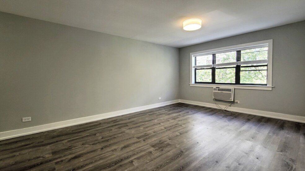 Building Photo - 456 W Barry Ave