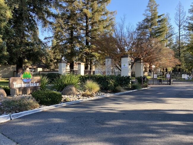 Building Photo - 3701 Colonial Dr