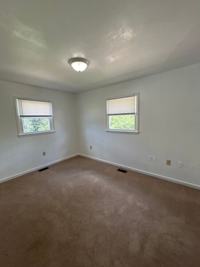 Building Photo - 1007 Hunt Ave NW