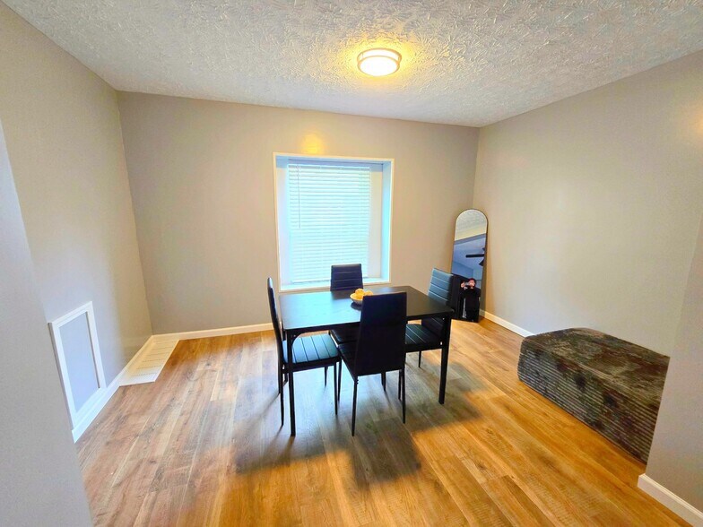 Building Photo - 1304 Kellogg Ave