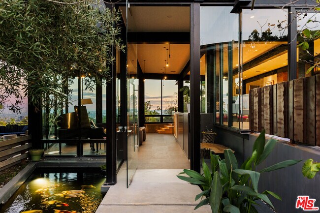 Building Photo - 1406 1/2 N Kenter Ave