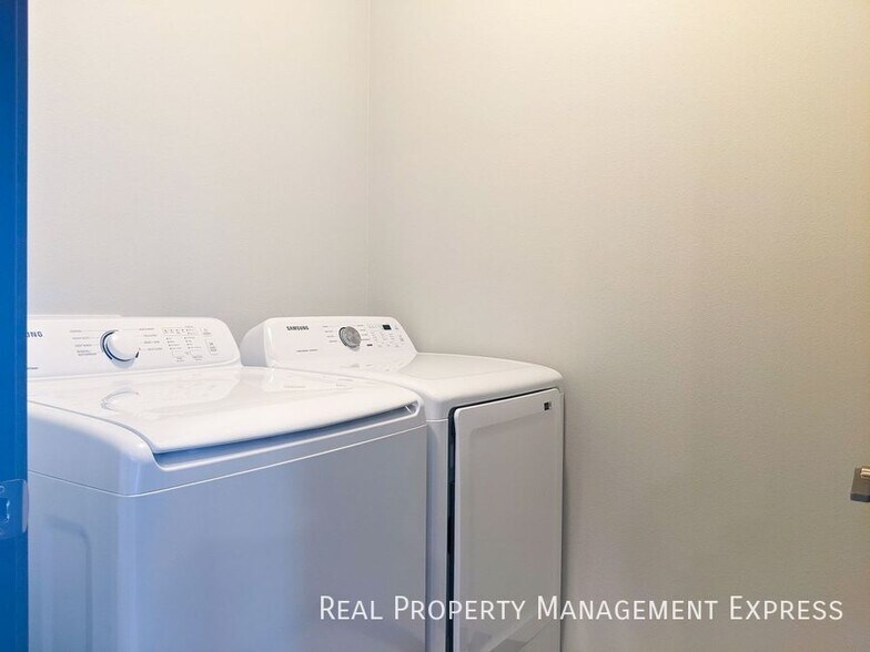 Building Photo - 3 Bedroom 2.5 Bathroom Townhome w/ Attached Garage